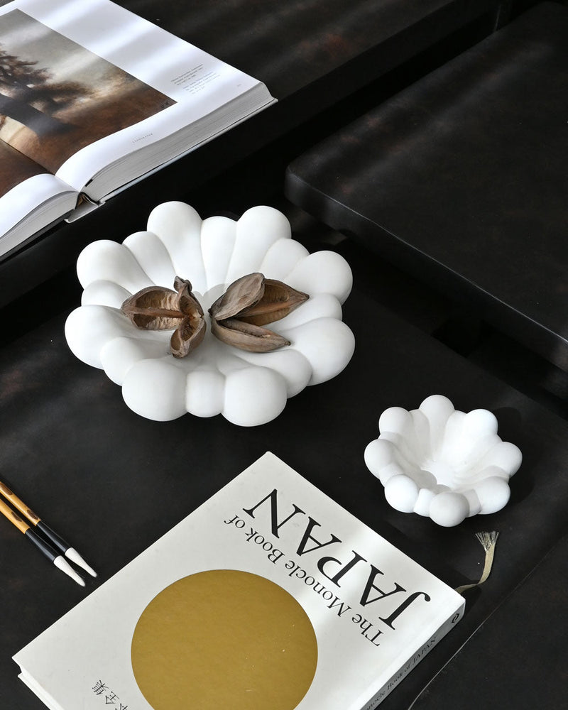 Bloom Tray, Medio