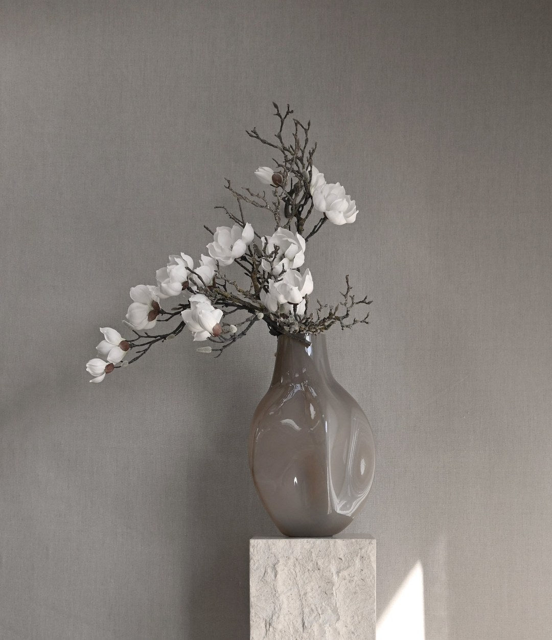Bakku Vase, Big by 101 Copenhagen in Smoked Desert in a styled interior, view 2 – In Dubai by WSPR
