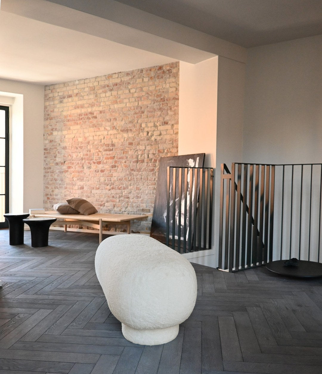 Big Foot Bench by 101 Copenhagen in Sandshell in a styled interior, view 3 – In Dubai by WSPR