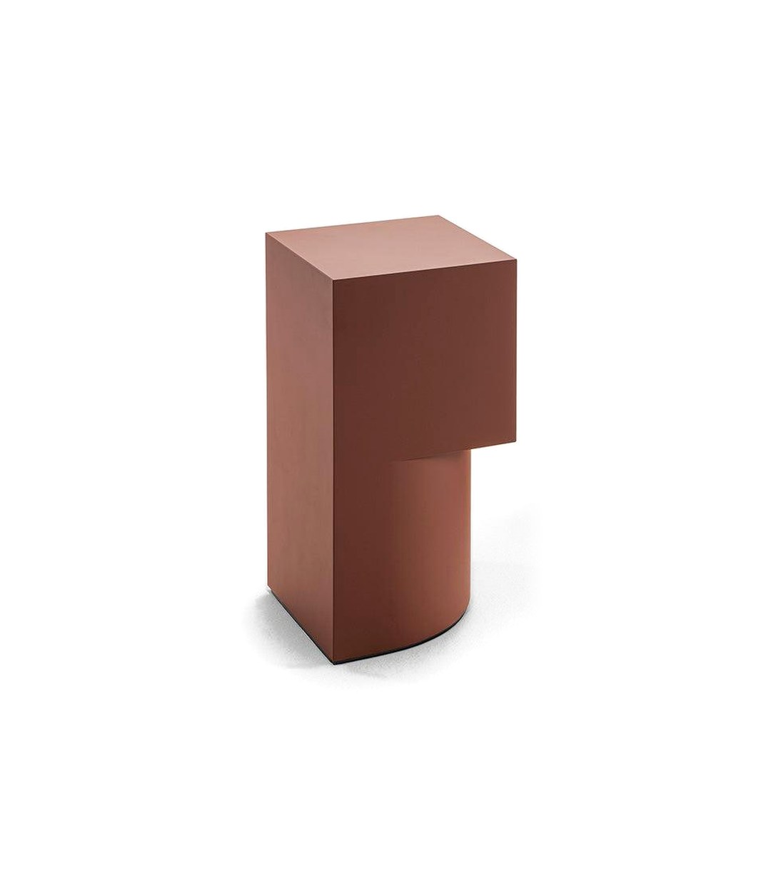 Canto Side Table by Sancal with a curved base – In Dubai by WSPR