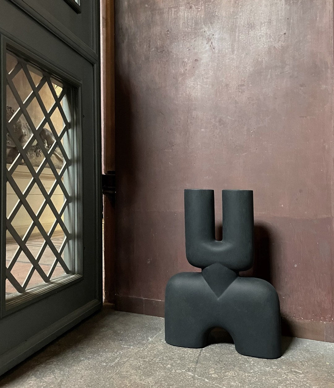 Cobra Vase Double, Hexa by 101 Copenhagen in Black in a styled interior, view 3 – In Dubai by WSPR