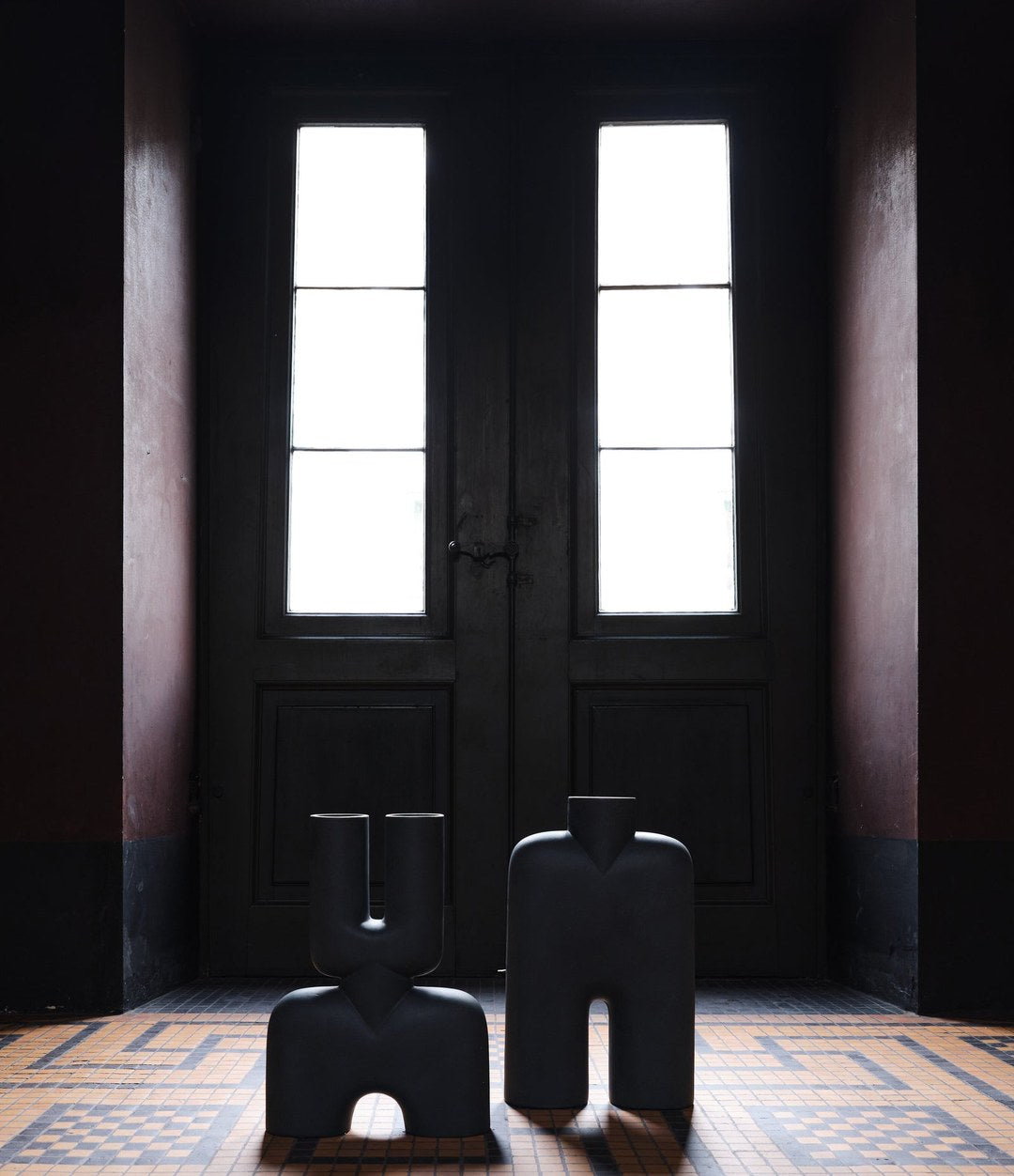 Cobra Vase Tall, Hexa by 101 Copenhagen in Black in a styled interior, view 3 – In Dubai by WSPR