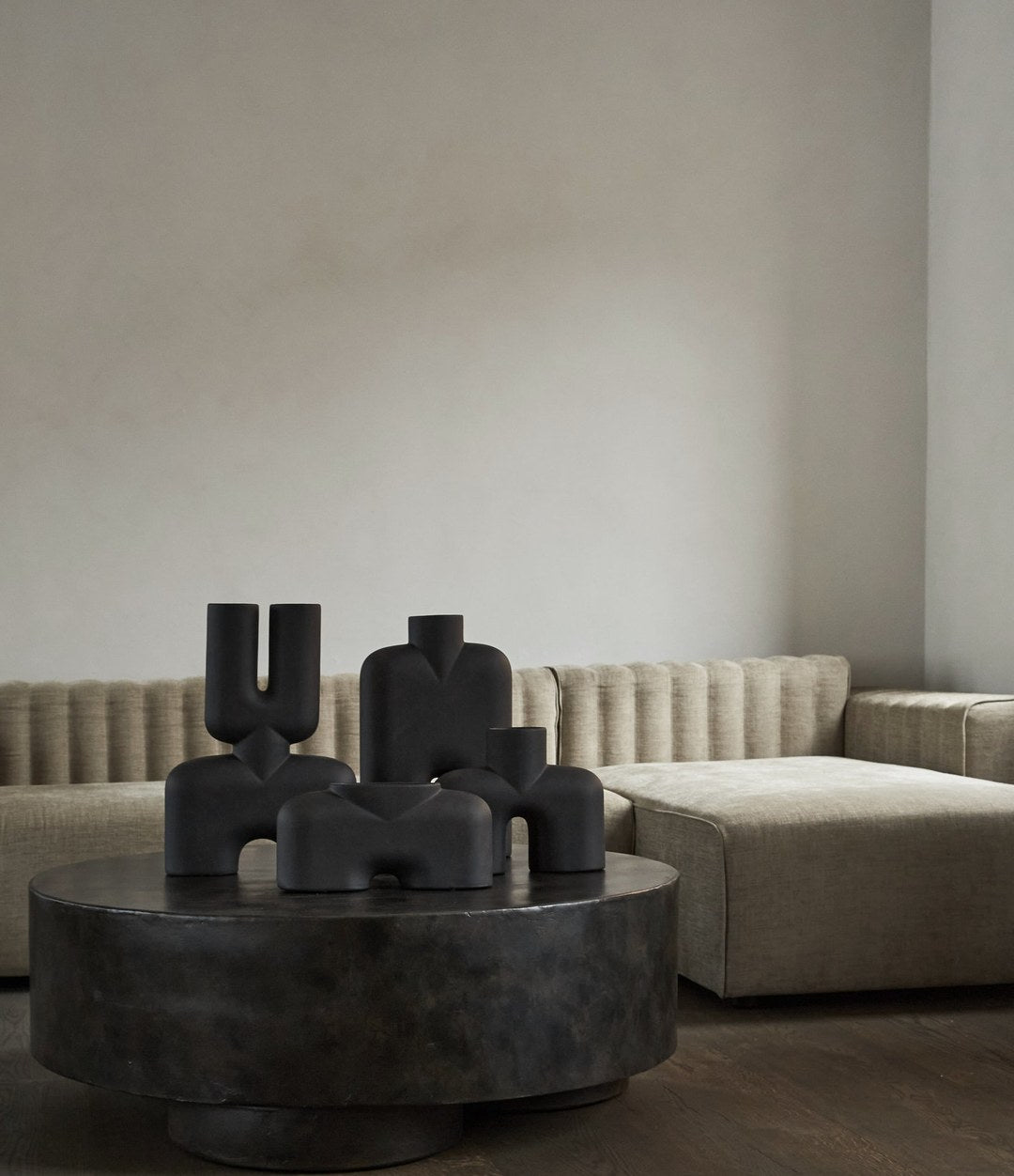 Cobra Vase Tall, Medio by 101 Copenhagen in Coffee in a styled interior, view 3 – In Dubai by WSPR