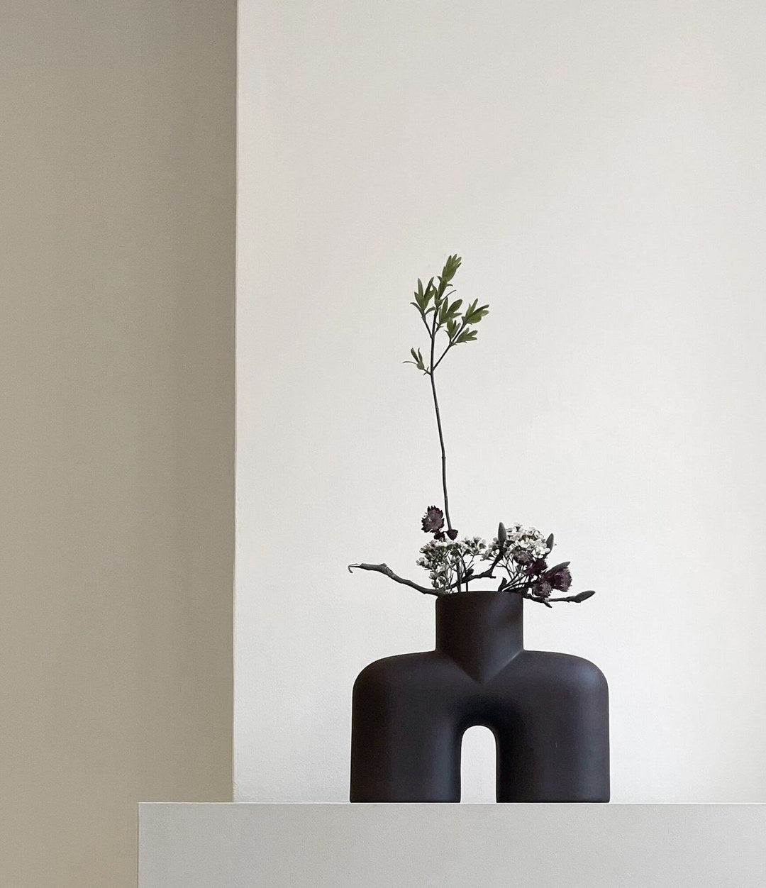 Cobra Vase Uno, Medio by 101 Copenhagen in Coffee in a styled interior, view 3 – In Dubai by WSPR