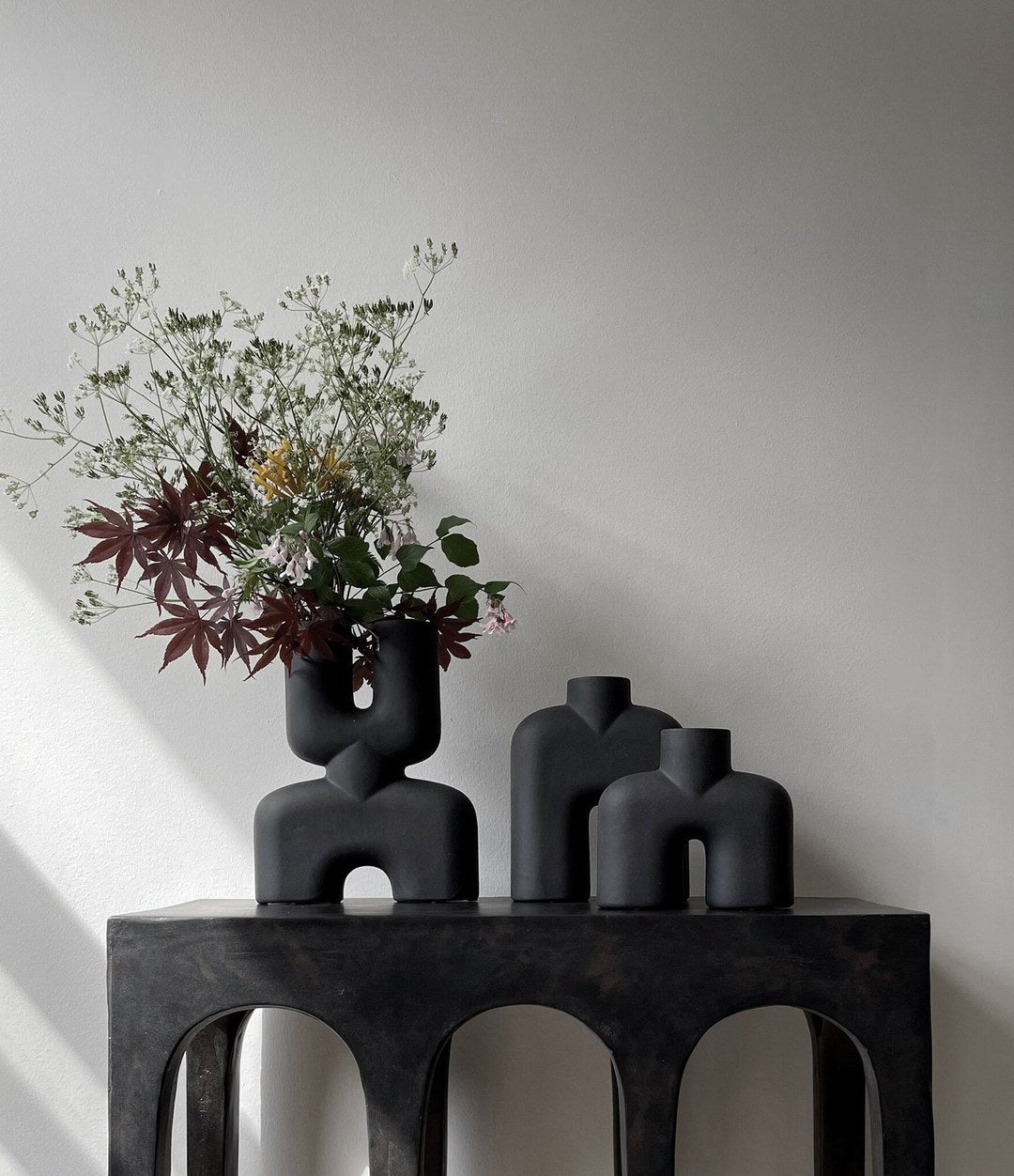 Cobra Vase Uno, Mini by 101 Copenhagen in Coffee in a styled interior, view 3 – In Dubai by WSPR