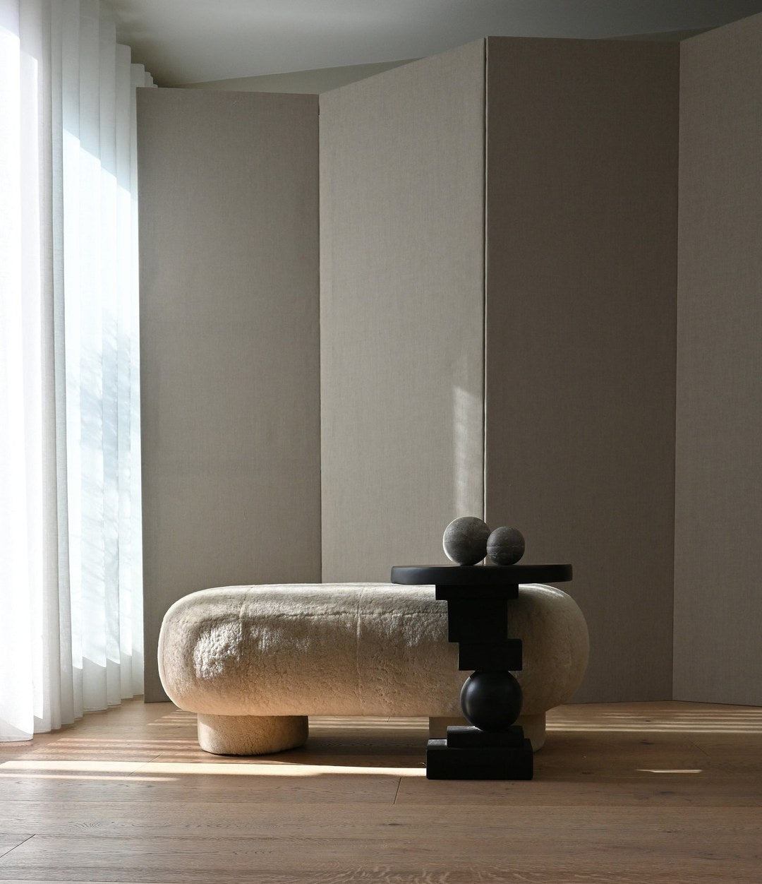 Enkei Jar, Medio by 101 Copenhagen in Silver Travertine in a styled interior, view 2 – In Dubai by WSPR
