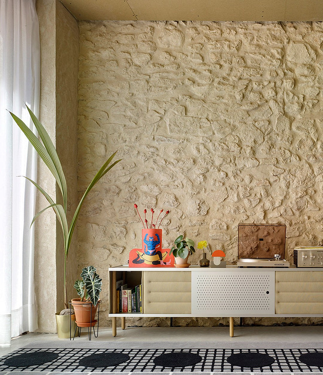 Estante Acoustic Shelving by Sancal sideboard in a sunny living room – In Dubai by WSPR