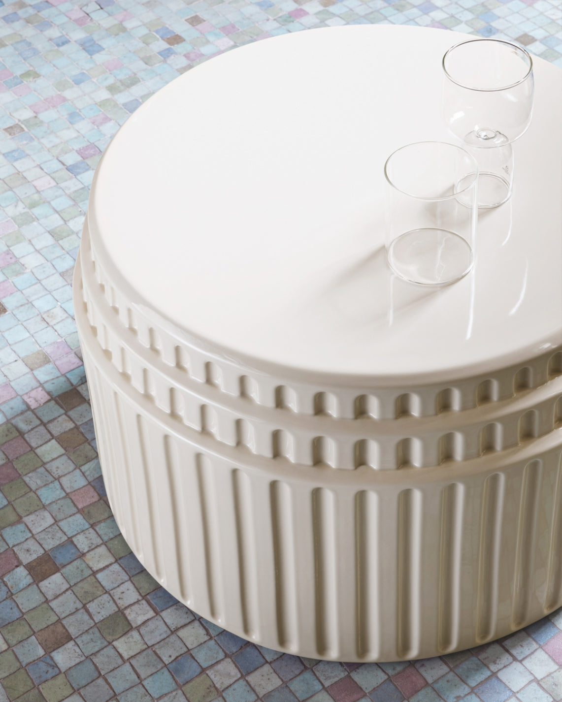 Kolos Coffee Table by Miniforms in cream ceramic, close-up of the top with glasses – In Dubai by WSPR