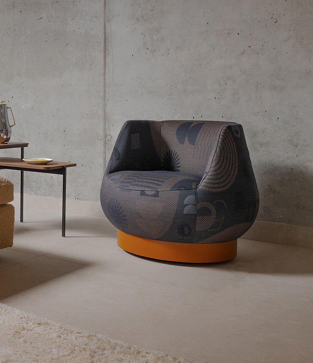 Magnum Lounge Chair by Sancal in charcoal with a patterned back – In Dubai by WSPR