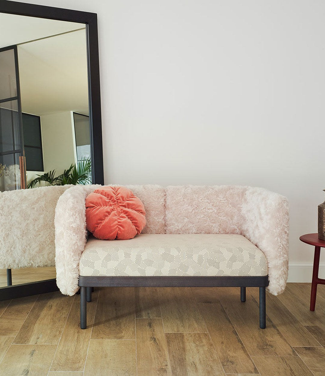 Mosaico Modular System by Sancal in a pink living room – In Dubai by WSPR