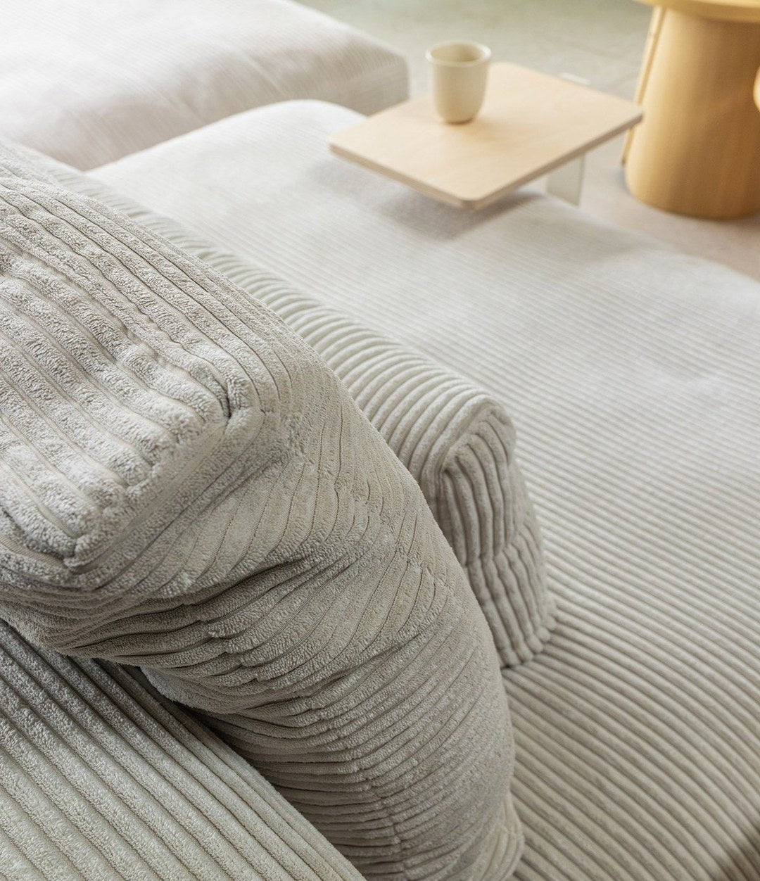 Mousse Modular Sofa by Sancal in white corduroy with a shelf, detail – In Dubai by WSPR