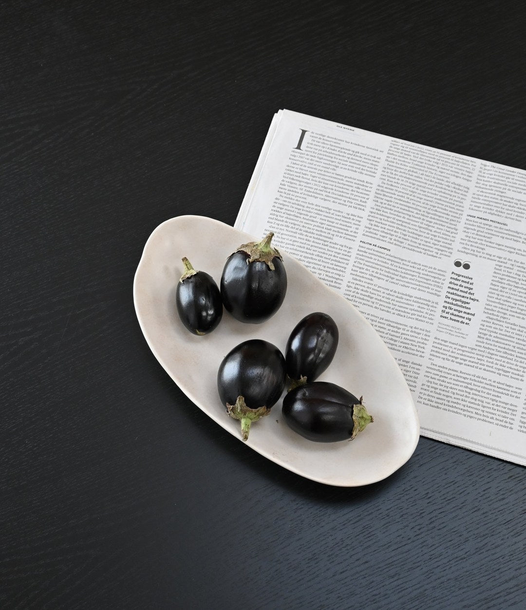Native Oval Tray, Medio by 101 Copenhagen in Birch in a styled interior, view 2 – In Dubai by WSPR