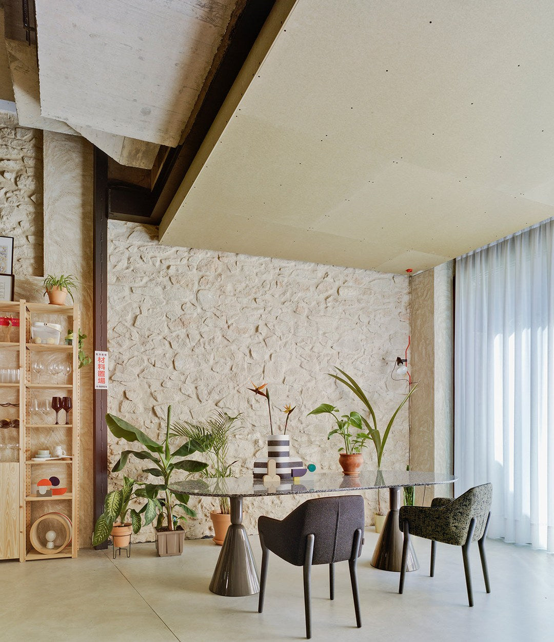 Nido Chair by Sancal in black and green at a dining table – In Dubai by WSPR