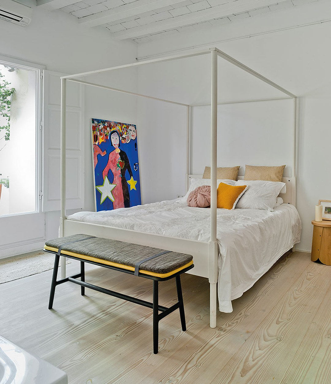 Nudo Bench by Sancal at the foot of a bed – In Dubai by WSPR