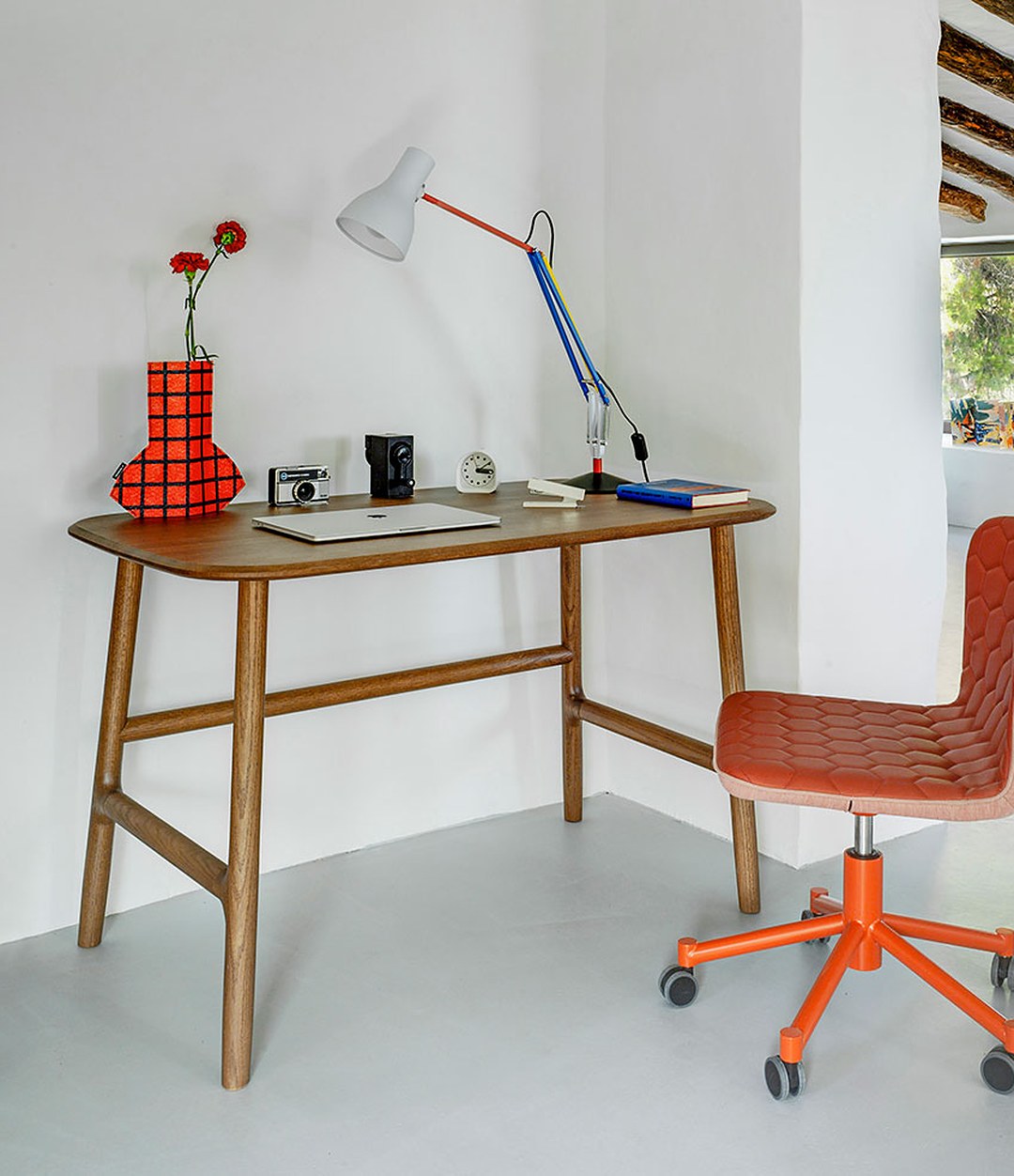 Nudo Desk by Sancal in walnut stain with an orange chair – In Dubai by WSPR