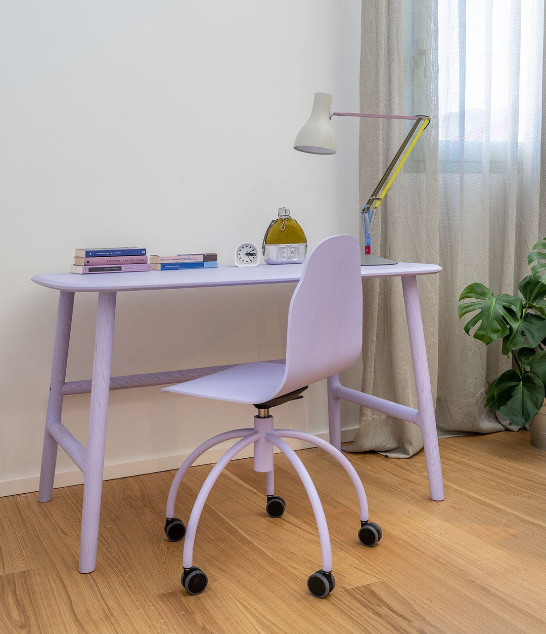 Nudo Desk by Sancal in lilac with a lilac chair – In Dubai by WSPR