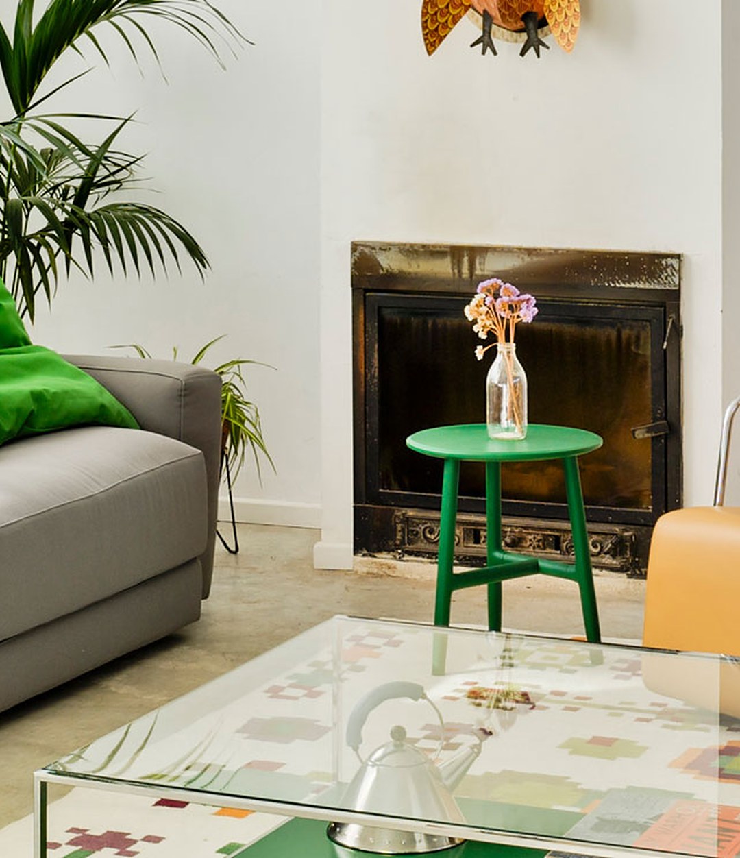 Nudo Side Table by Sancal in green by a fireplace – In Dubai by WSPR