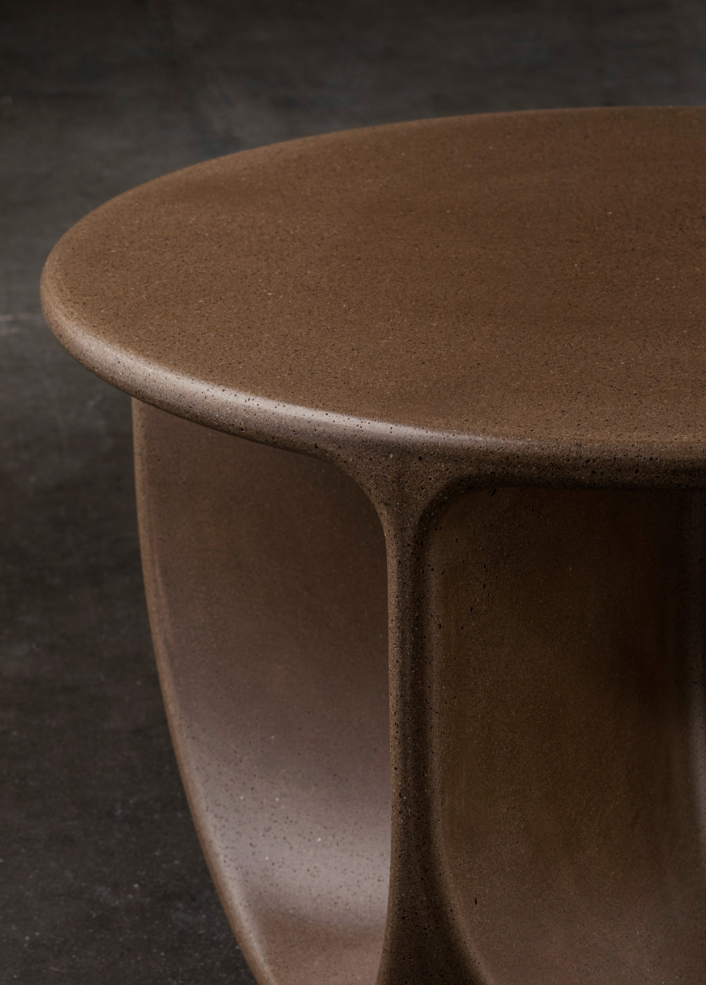 Pinto Coffee Table by Miniforms in a warm brown concrete finish, detail of the top edge – In Dubai by WSPR