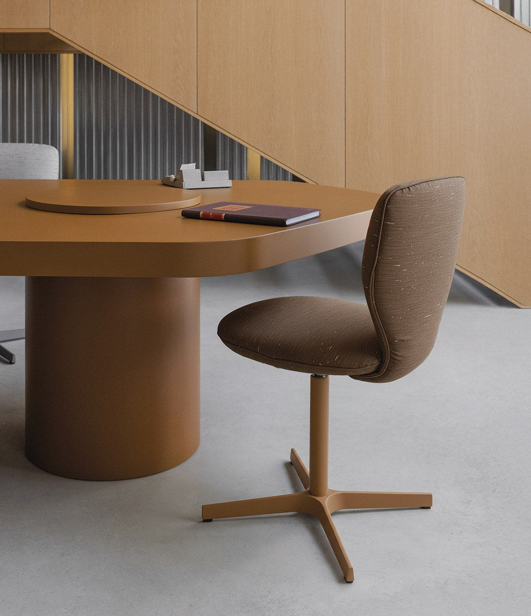 Planta Chair by Sancal in brown at an office desk – In Dubai by WSPR