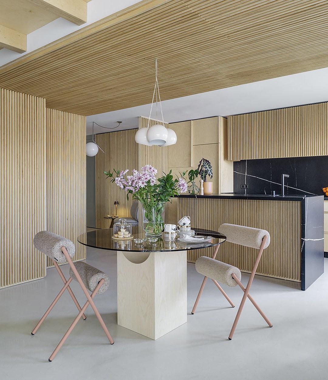 Roll Chair by Sancal in pink around a glass table – In Dubai by WSPR