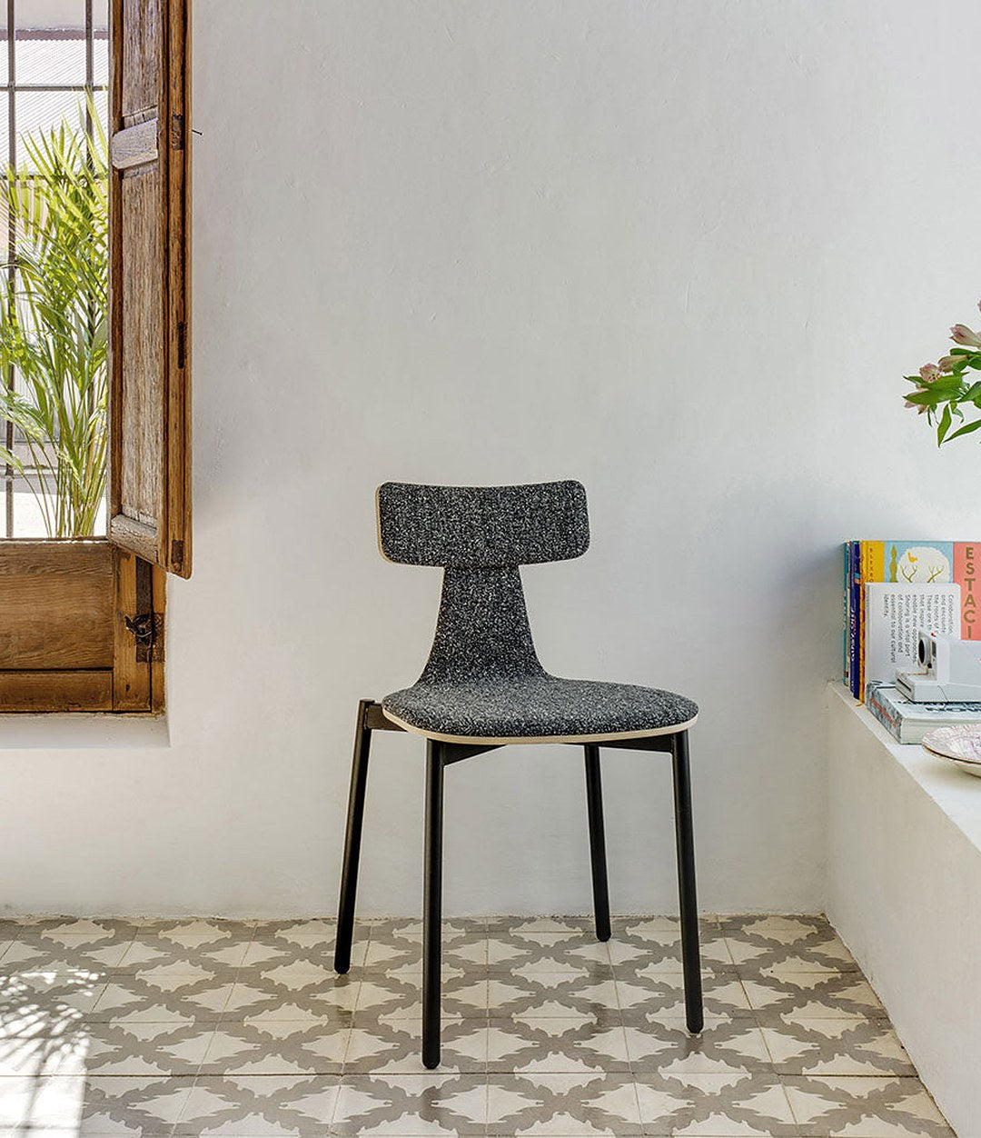 Silla40 Chair by Sancal in grey against a white wall – In Dubai by WSPR
