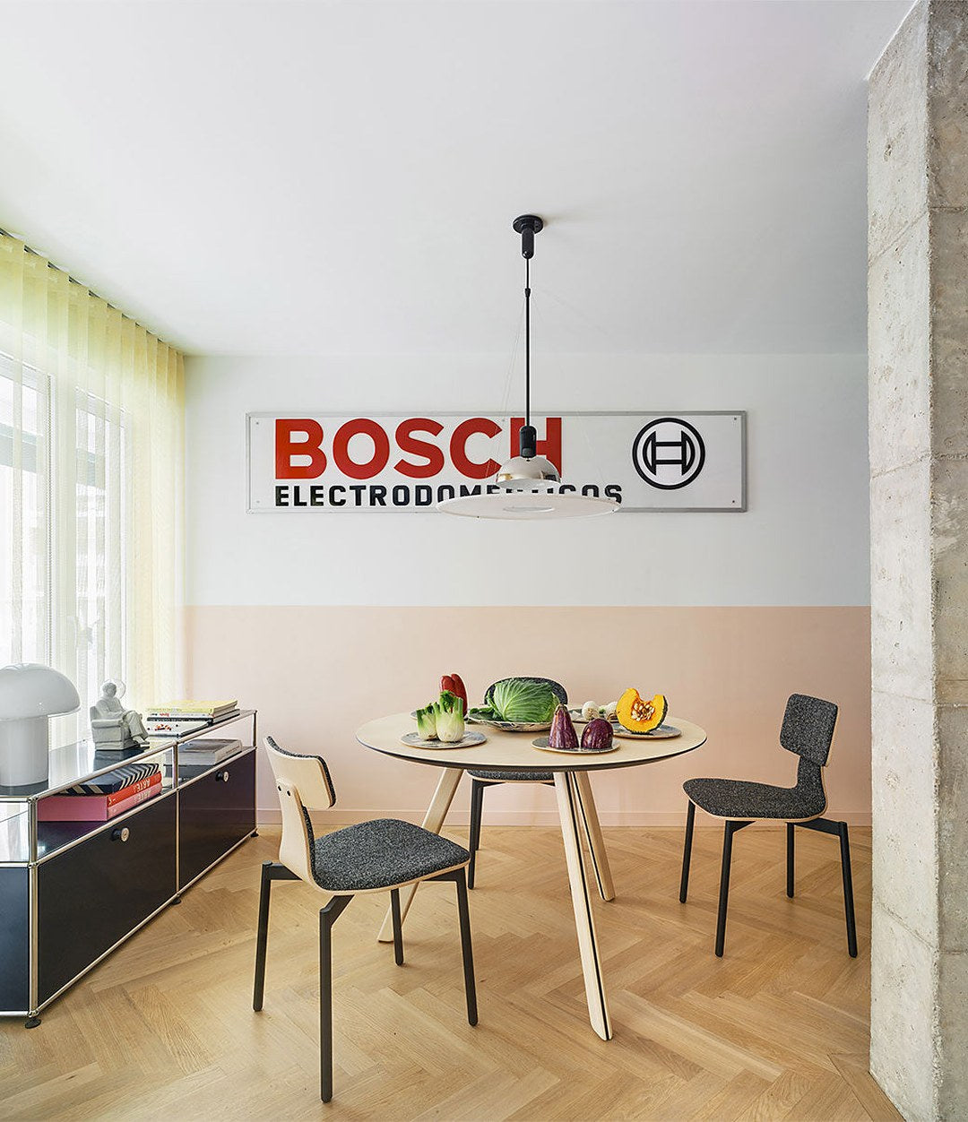 Silla40 Chair by Sancal around a round table – In Dubai by WSPR