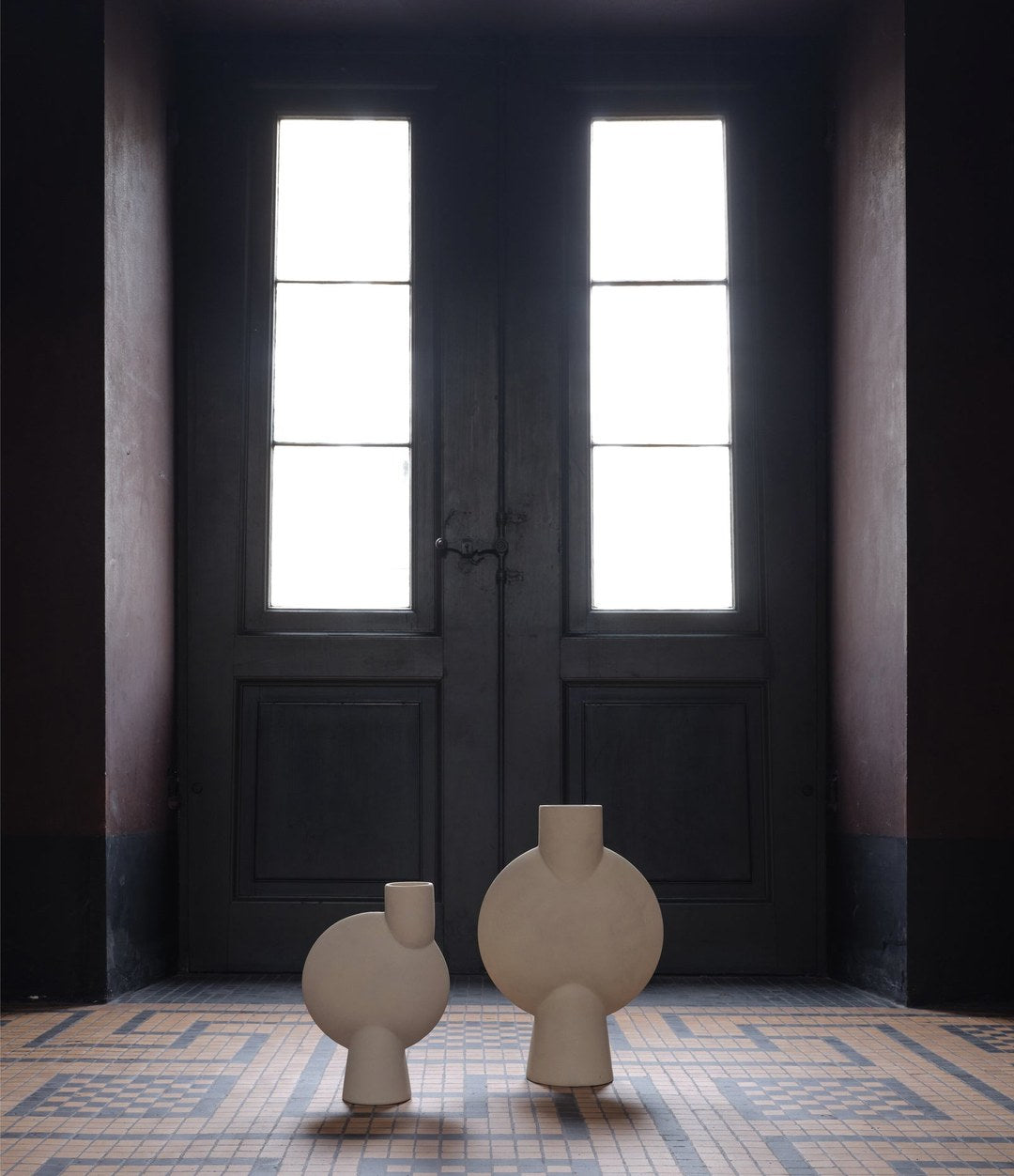 Sphere Vase Bubl, Big by 101 Copenhagen in Sand in a styled interior – In Dubai by WSPR