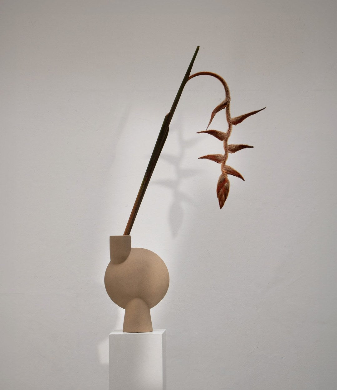 Sphere Vase Bubl, Big by 101 Copenhagen in Sand in a styled interior, view 2 – In Dubai by WSPR