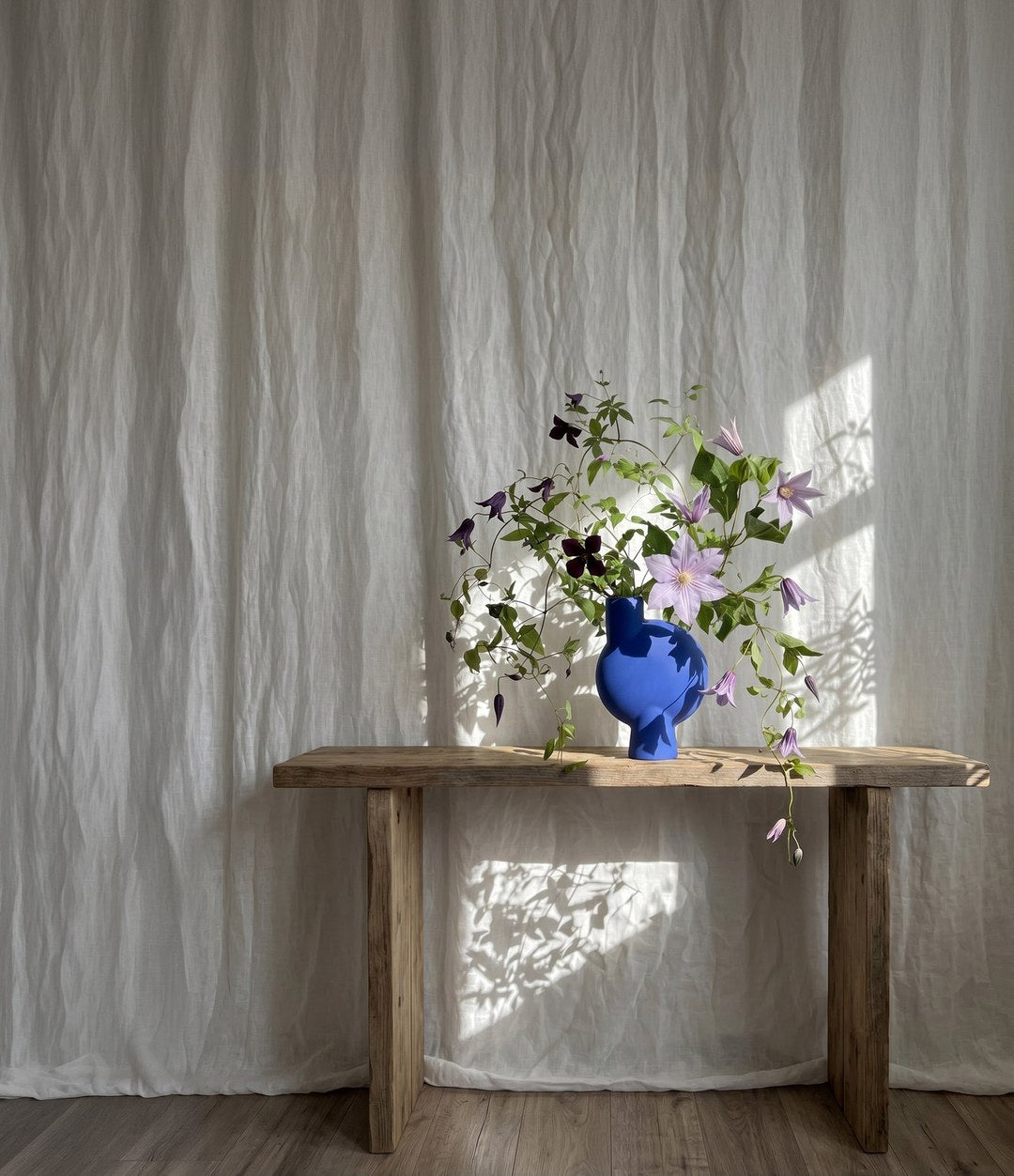 Sphere Vase Bubl, Medio by 101 Copenhagen in Marrakech Blue in a styled interior, view 2 – In Dubai by WSPR