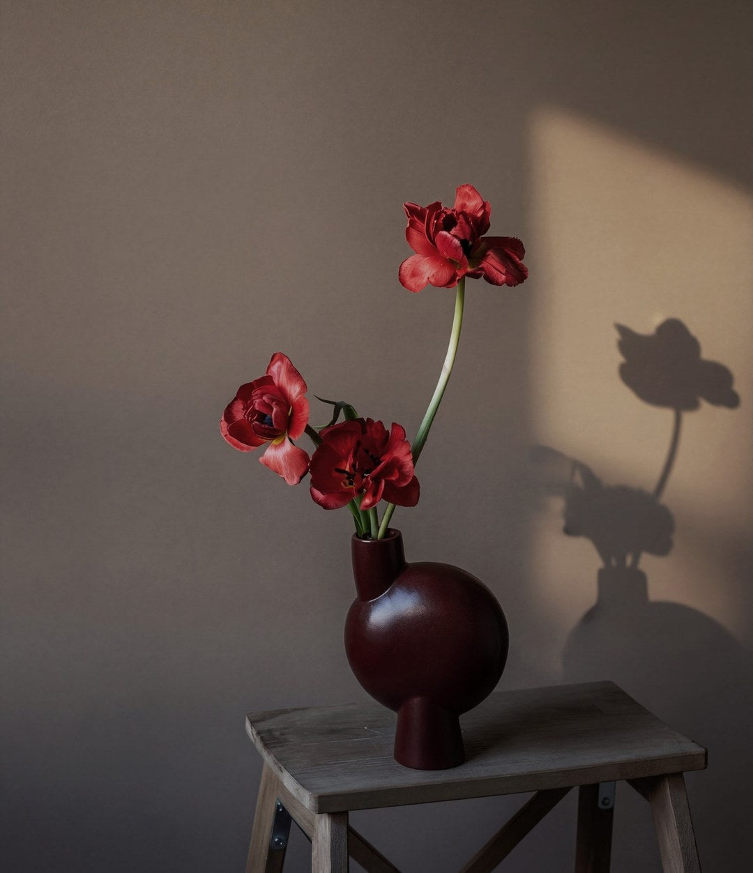 Sphere Vase Bubl, Medio by 101 Copenhagen in Maroon in a styled interior – In Dubai by WSPR