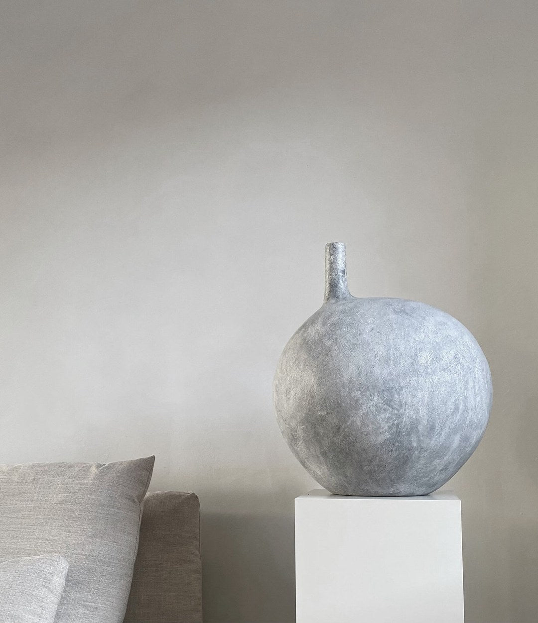 Submarine Vase, Big by 101 Copenhagen in Light Grey in a styled interior, view 3 – In Dubai by WSPR