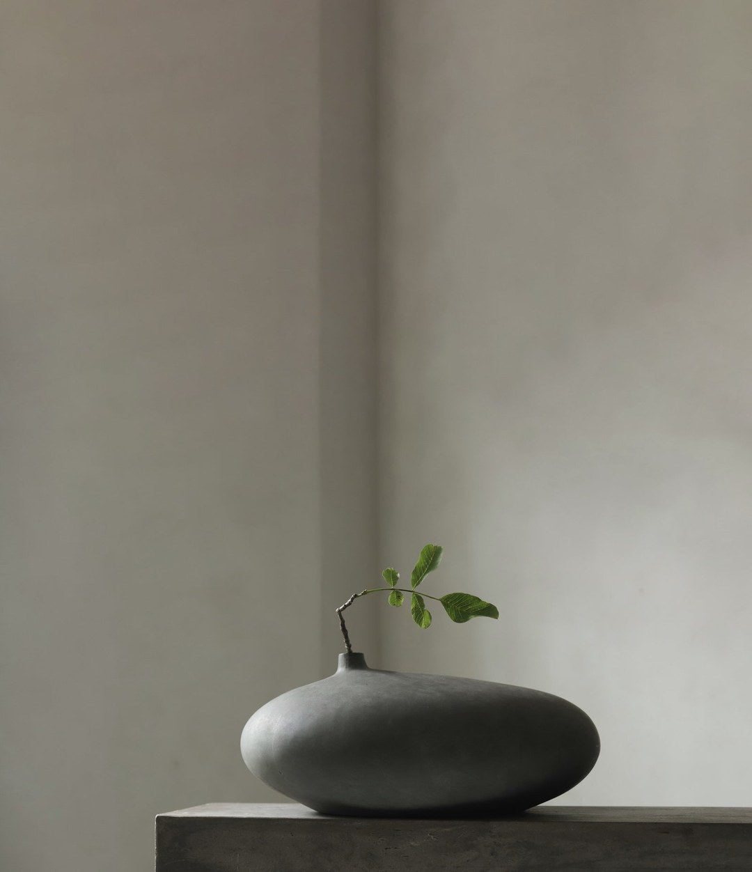 Submarine Vase, Fat by 101 Copenhagen in Dark Grey in a styled interior, view 2 – In Dubai by WSPR