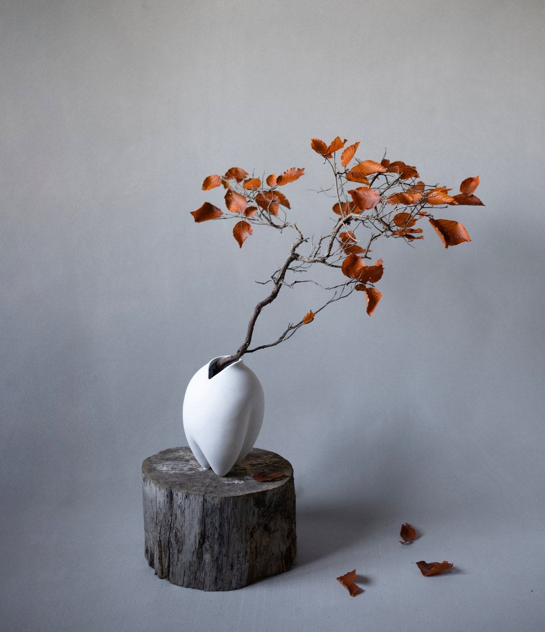 Sumo Vase, Slim Petit by 101 Copenhagen in Bone White in a styled interior – In Dubai by WSPR