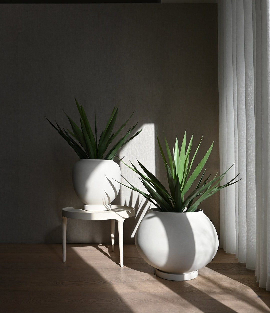 Sunao Plant Pot Fat, Big by 101 Copenhagen in Birch in a styled interior, view 2 – In Dubai by WSPR