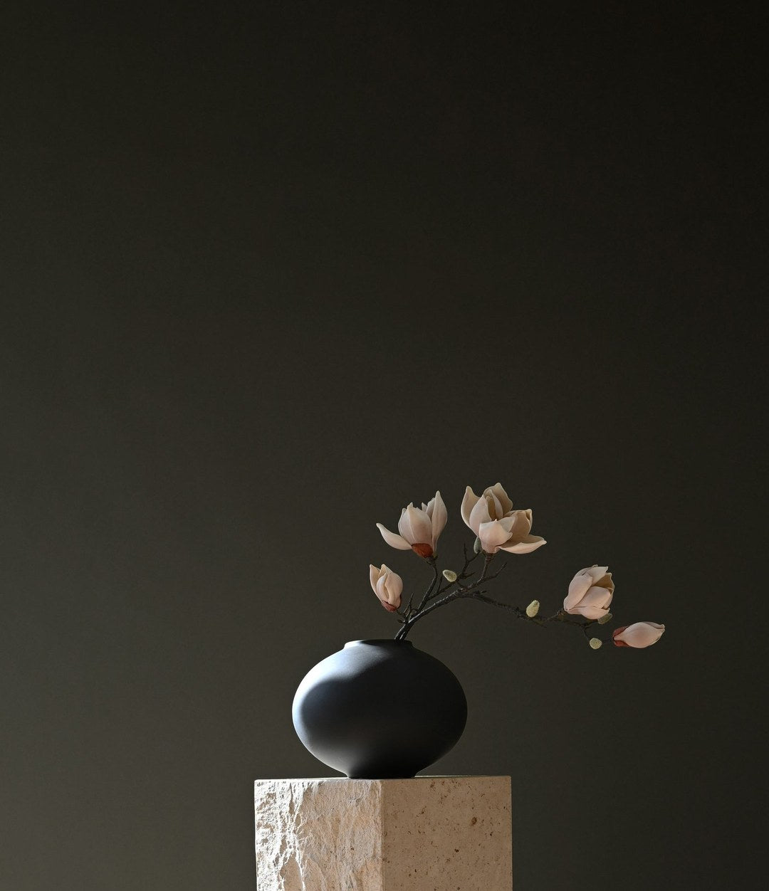 Sunao Vase Fat, Mini by 101 Copenhagen in Black in a styled interior – In Dubai by WSPR