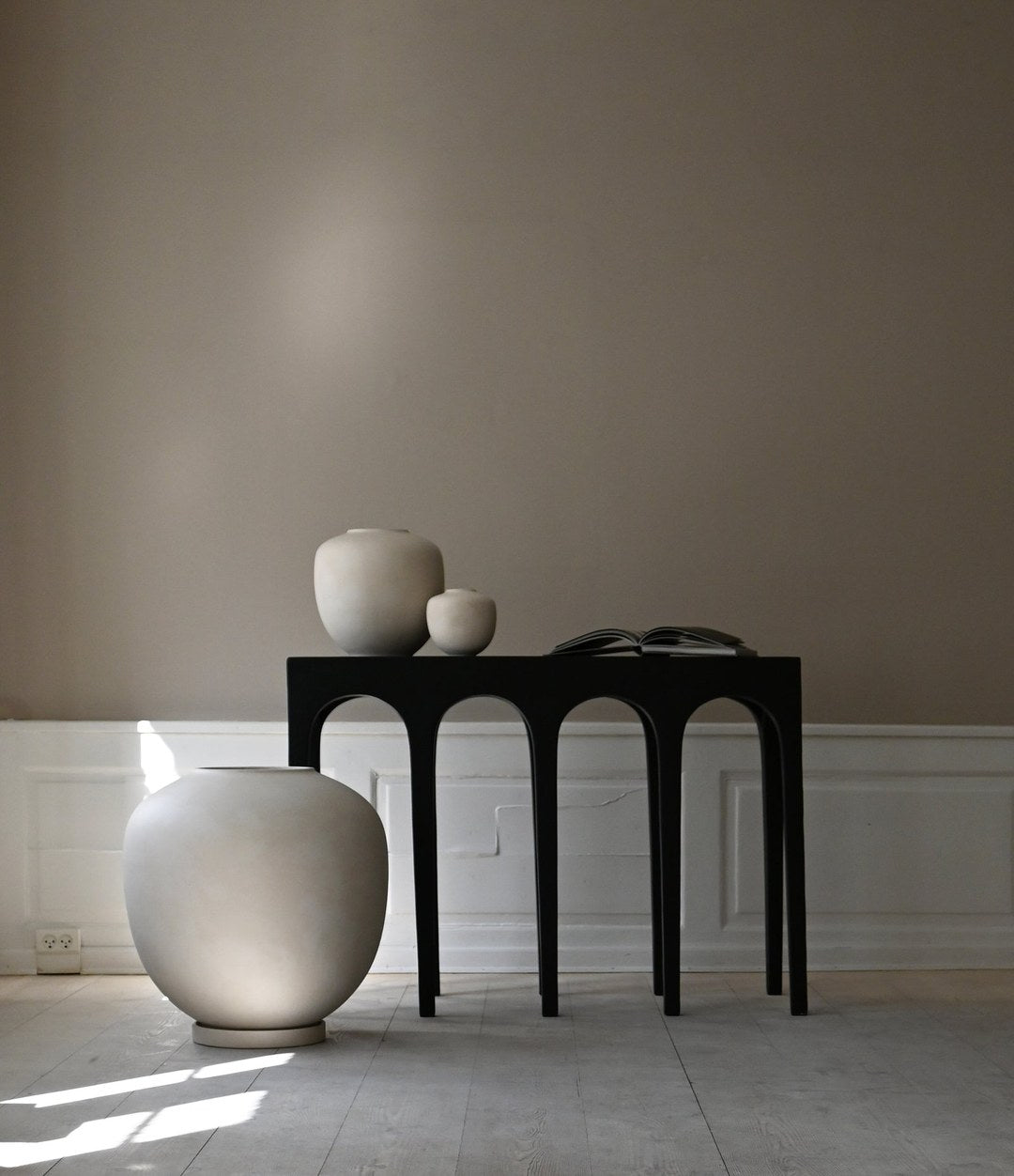 Sunao Vase, Hexa by 101 Copenhagen in Birch in a styled interior, view 2 – In Dubai by WSPR