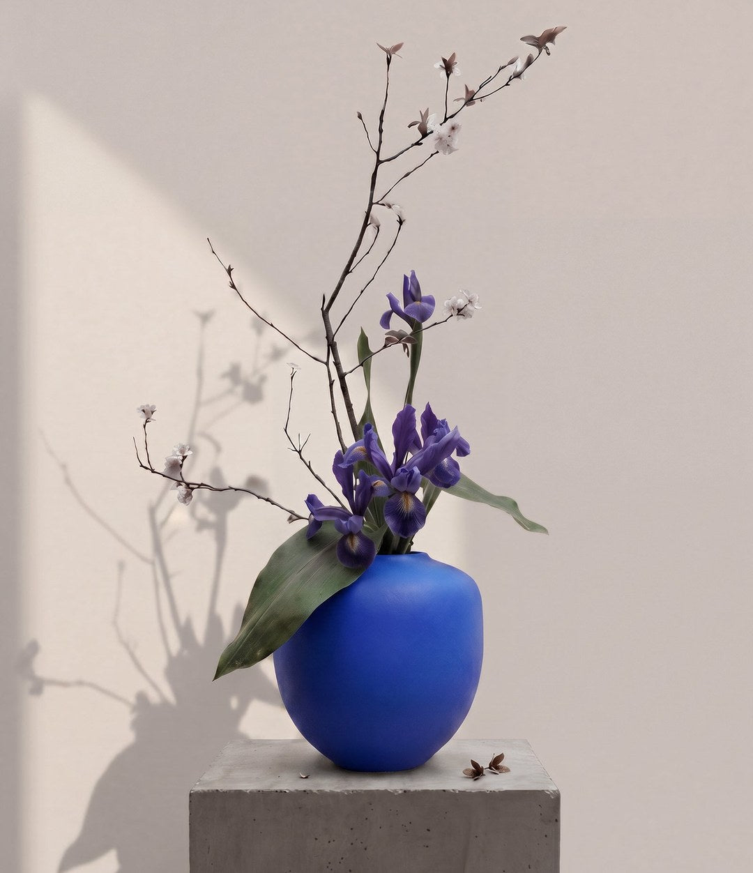 Sunao Vase, Medio by 101 Copenhagen in Marrakech Blue in a styled interior, view 2 – In Dubai by WSPR