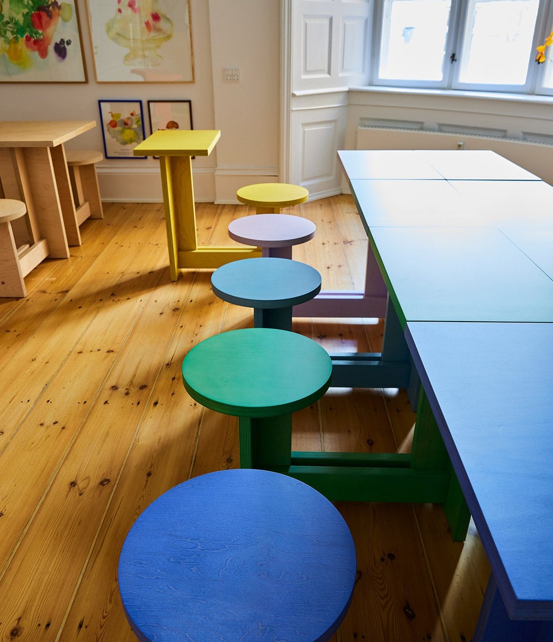 Suricata Desk by Sancal stools in colour, detail – In Dubai by WSPR