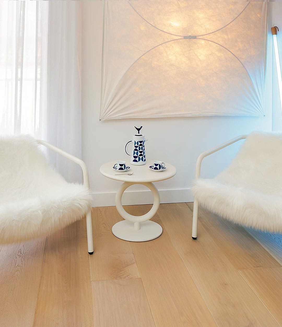 Totem Side Table by Sancal in white between two armchairs – In Dubai by WSPR