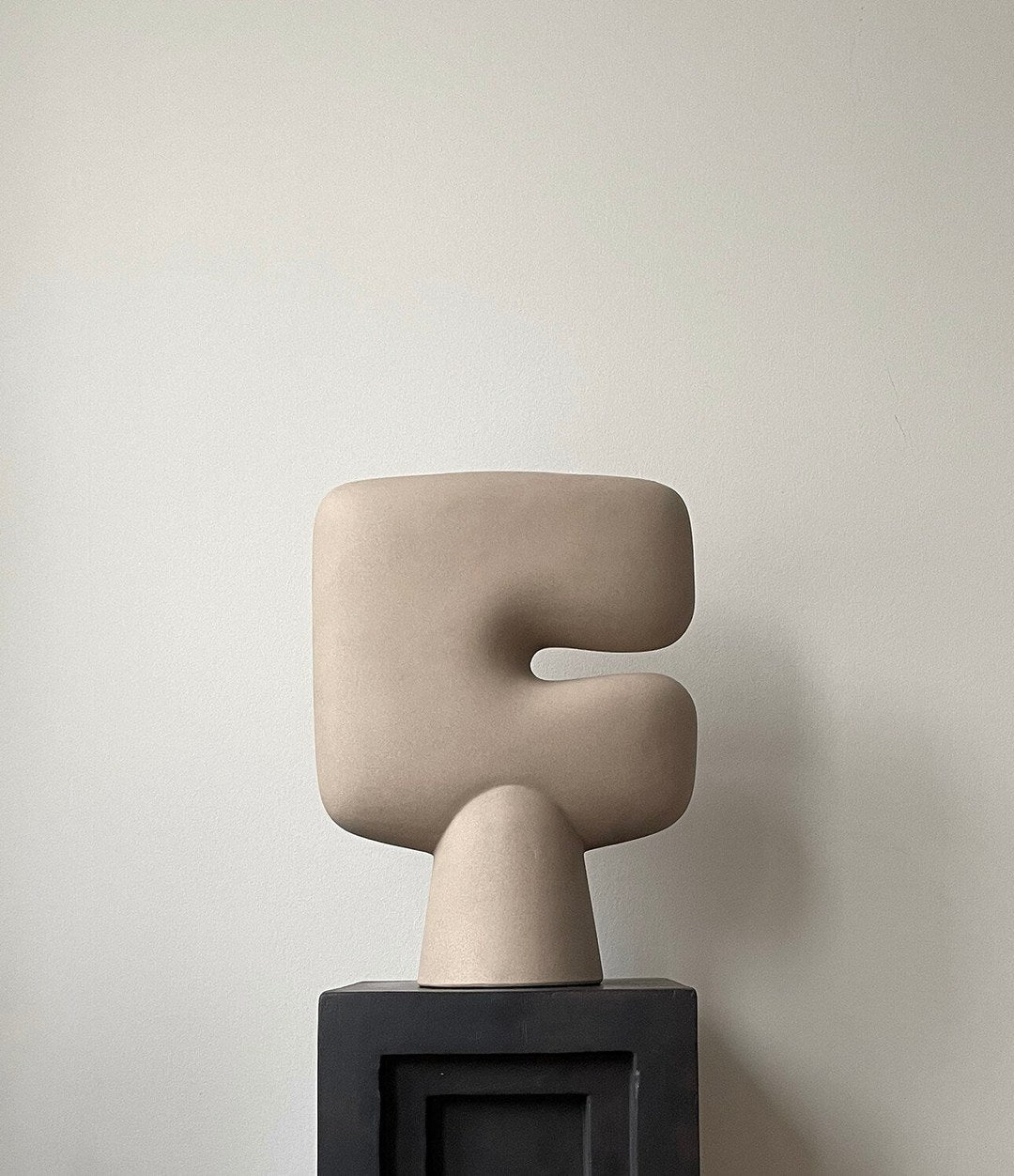 Tribal Vase, Big by 101 Copenhagen in Sand in a styled interior, view 3 – In Dubai by WSPR