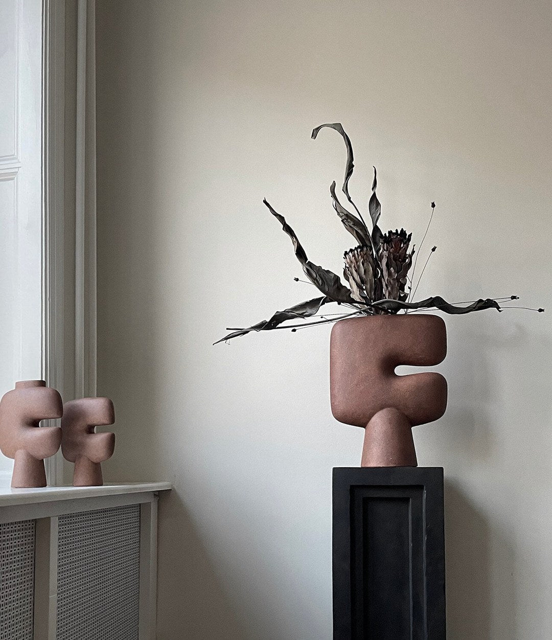Tribal Vase, Medio by 101 Copenhagen in Terracotta in a styled interior, view 3 – In Dubai by WSPR