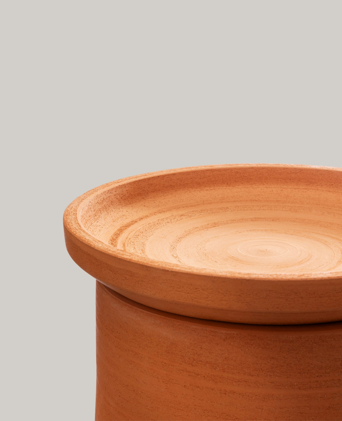 Vavavà Vase by Miniforms in terracotta, detail of the saucer rim – In Dubai by WSPR