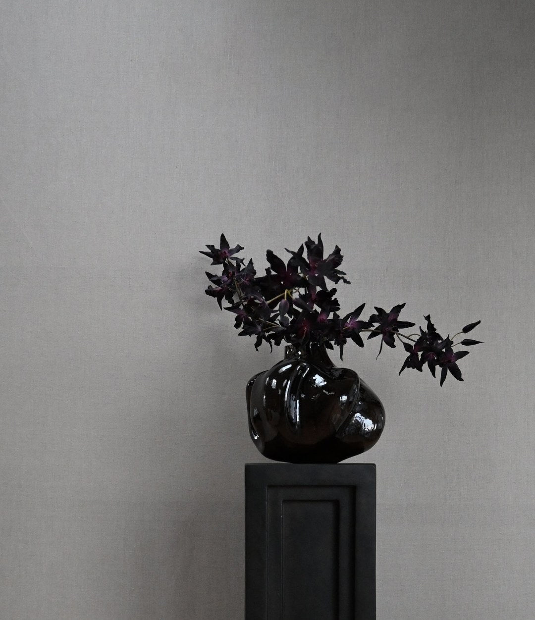 Wabi Vase, Medio by 101 Copenhagen in Smoked Forest in a styled interior – In Dubai by WSPR